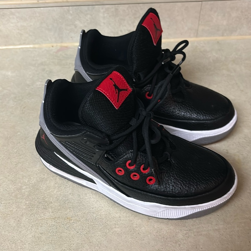 Nike Jordan Max Aura 5 Shoes Black Cement Red White Boys size 4